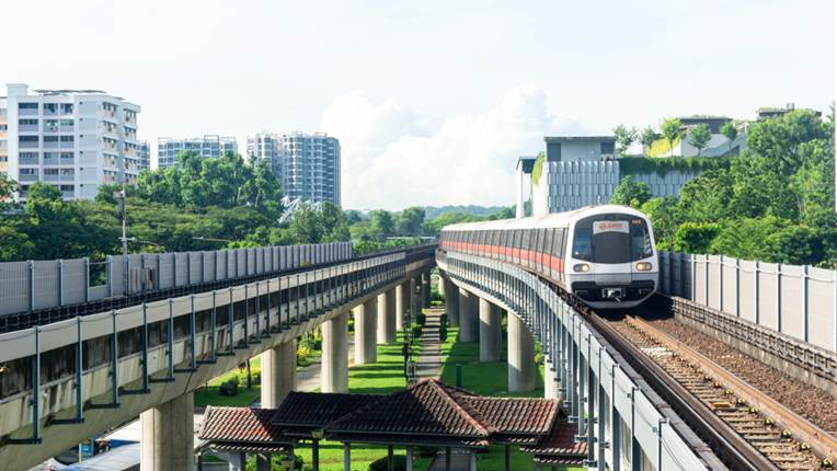 A train on a track
AI-generated content may be incorrect.