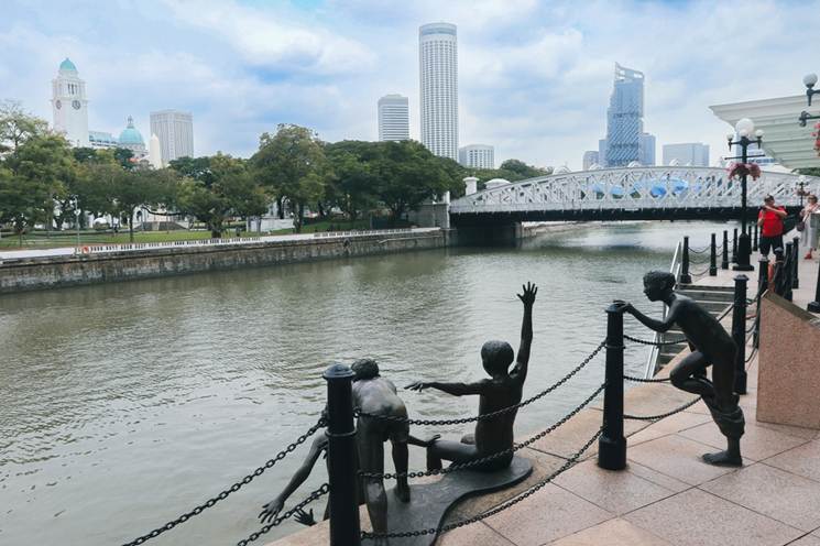 A statue of a group of people on a river
AI-generated content may be incorrect.